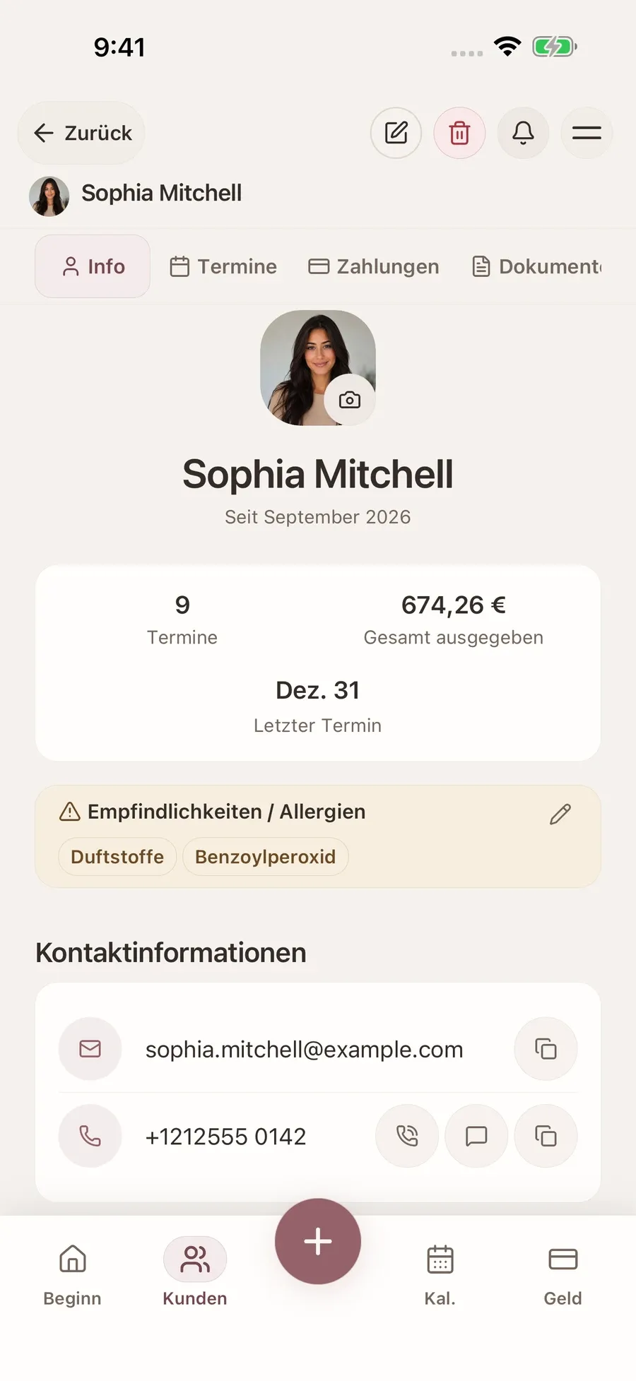 Kundenprofil in Glamorph auf Deutsch mit Kontaktdaten und Angaben einer fiktiven Kundin.