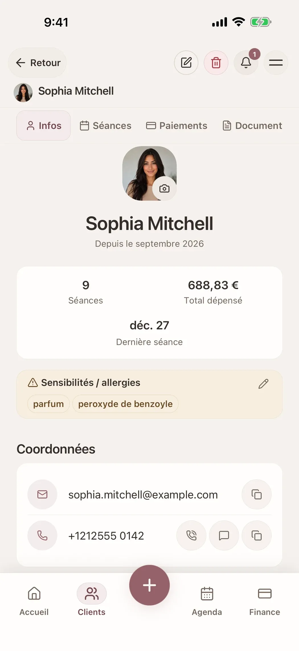 Fiche cliente dans Glamorph en français, avec les coordonnées et les informations de démonstration.