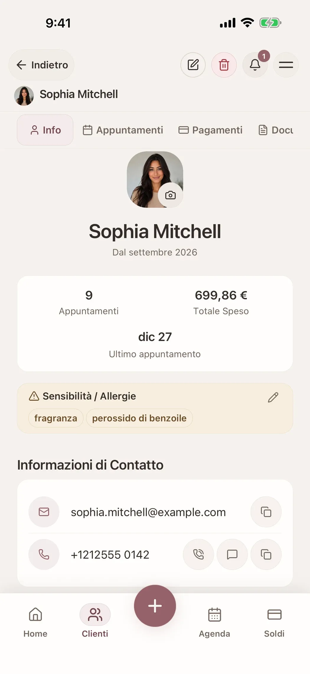 Profilo di una cliente fittizia nell’app Glamorph in italiano, con la schermata completa.