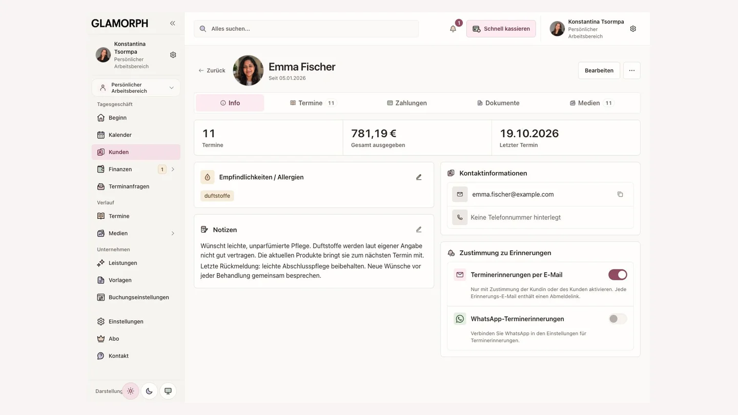 Digitale Kundenkartei in der deutschen Glamorph-Web-App mit fiktivem Kundenprofil und Notizen.