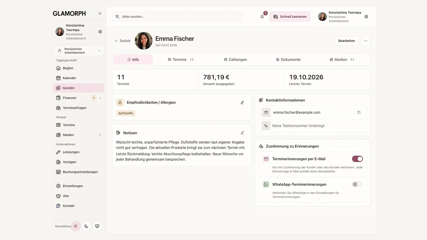 Digitale Kundenkartei in der deutschen Glamorph-Web-App mit fiktivem Kundenprofil und Notizen.