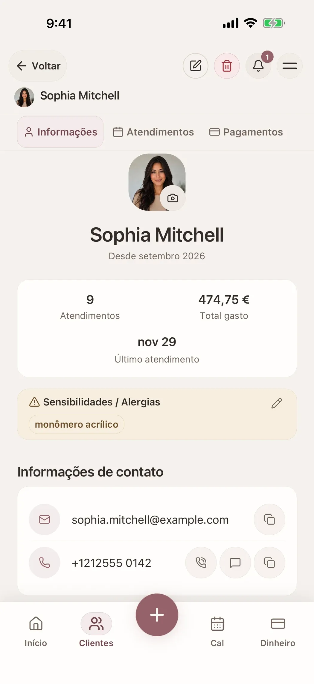 Ficha de uma cliente fictícia no Glamorph em português, com a tela completa do aplicativo.