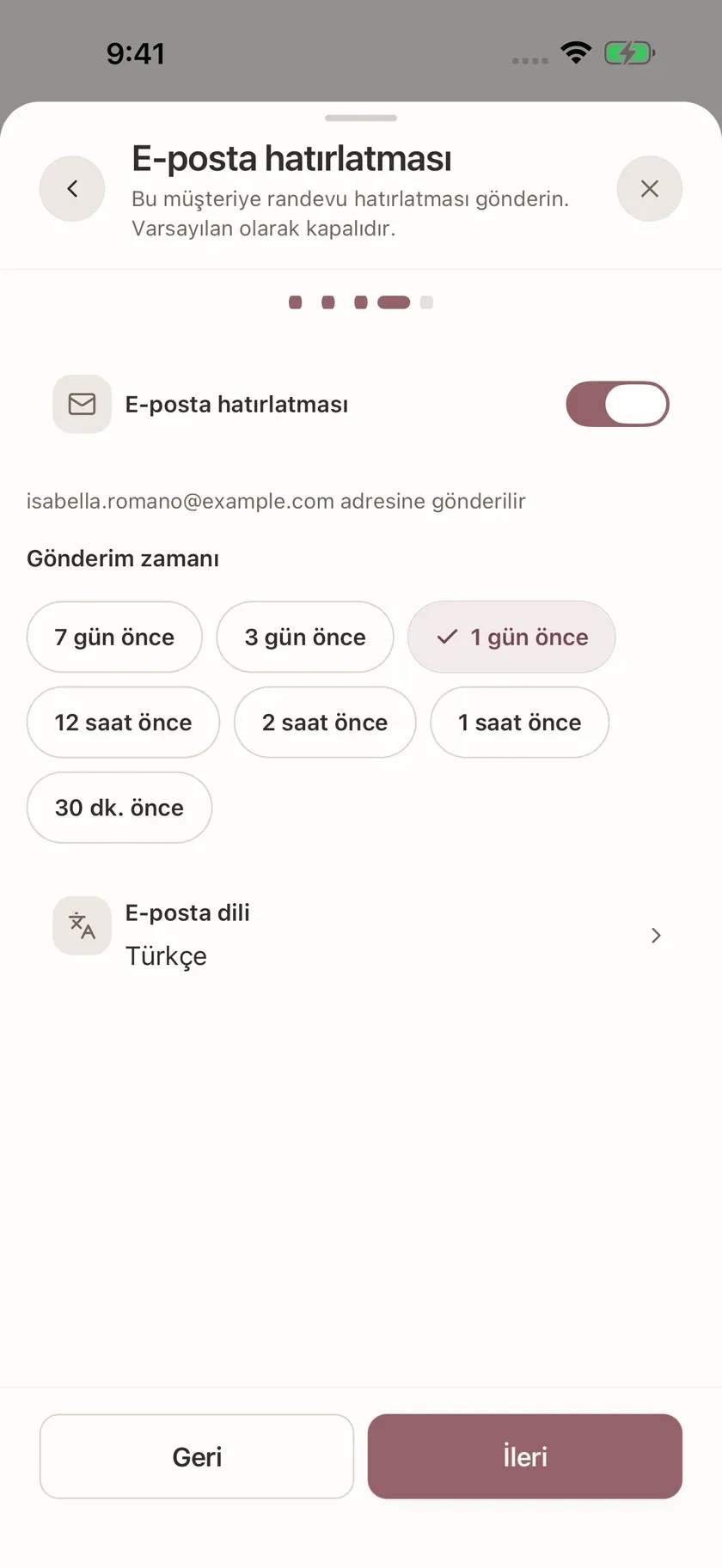 Glamorph’ta bir randevu için e-posta hatırlatması ve gönderim zamanı seçimi.