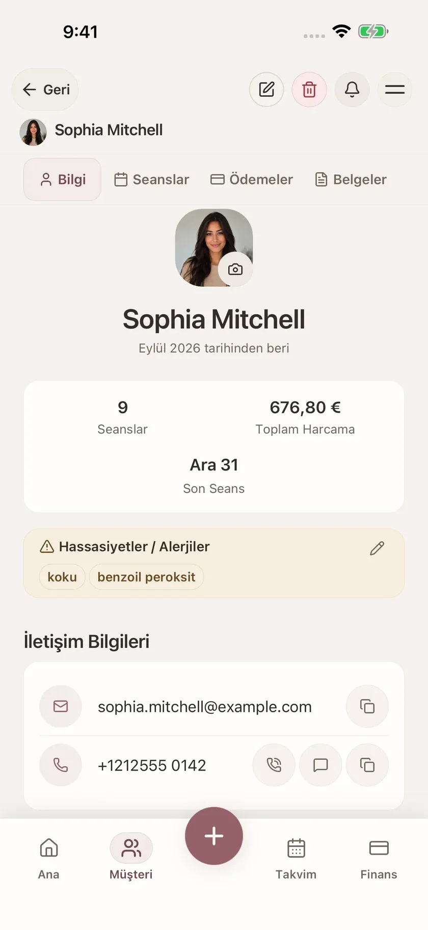 Türkçe Glamorph’ta örnek bir müşterinin profil ve iletişim bilgileri.