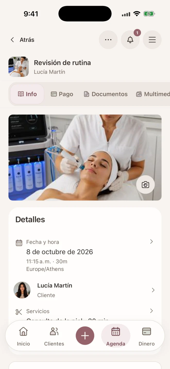 Sesión de una clienta ficticia en Glamorph para iPhone, con fecha, servicio y fotografía.