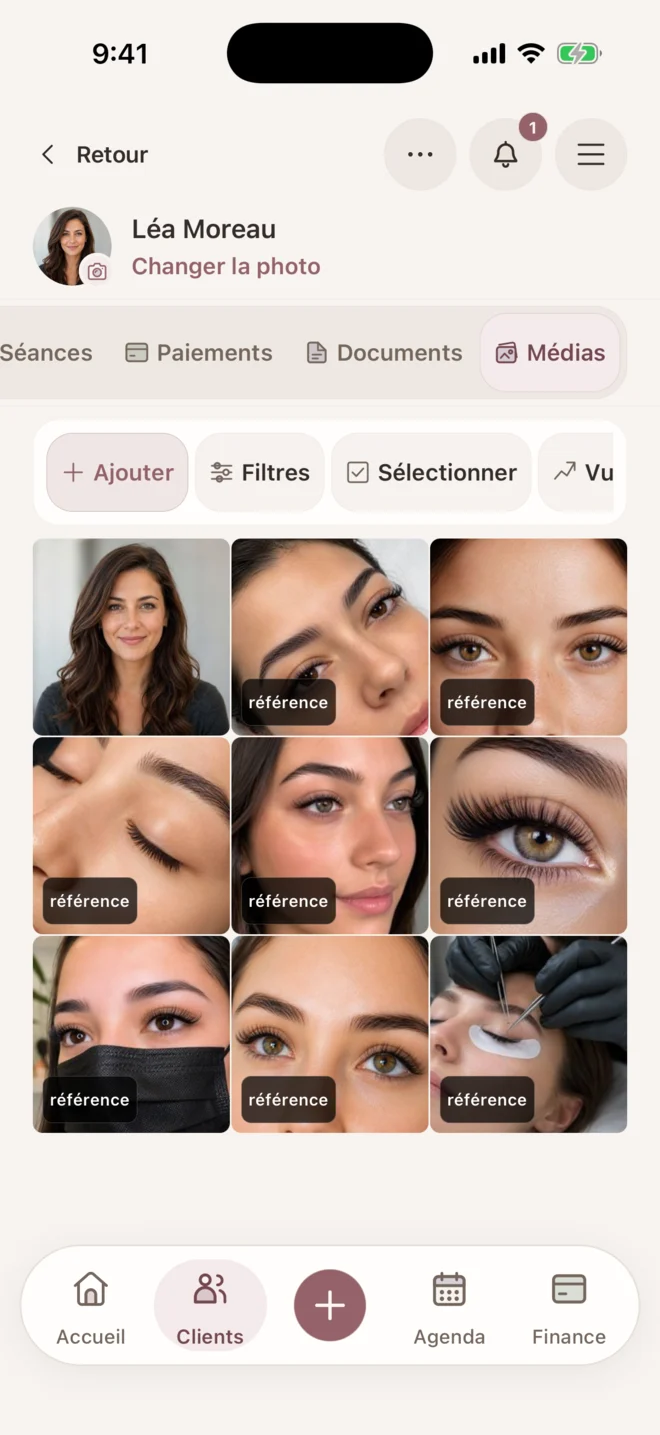 Photos de référence de styles de cils dans la fiche d’une cliente fictive, sur l’application native Glamorph pour iPhone.
