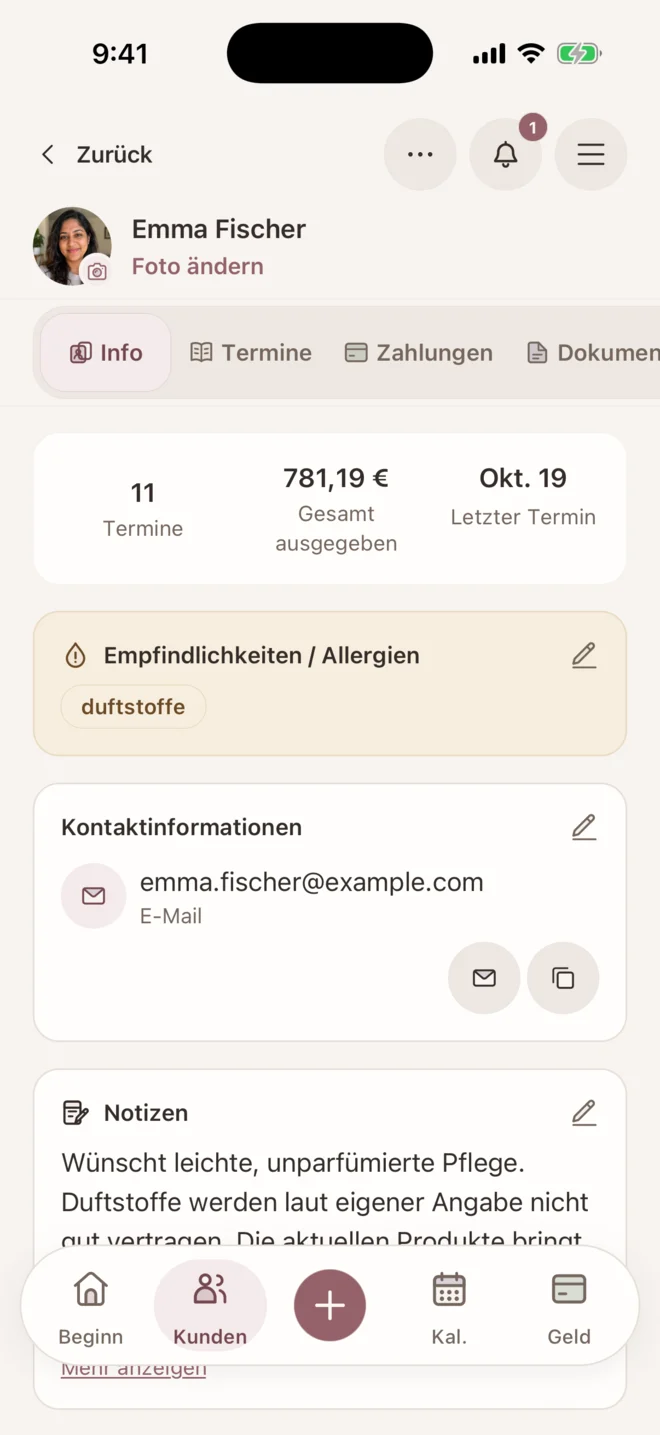 Kundenprofil mit Besuchsübersicht, gemeldeten Empfindlichkeiten und Notizen in der nativen deutschen Glamorph-App auf dem iPhone.